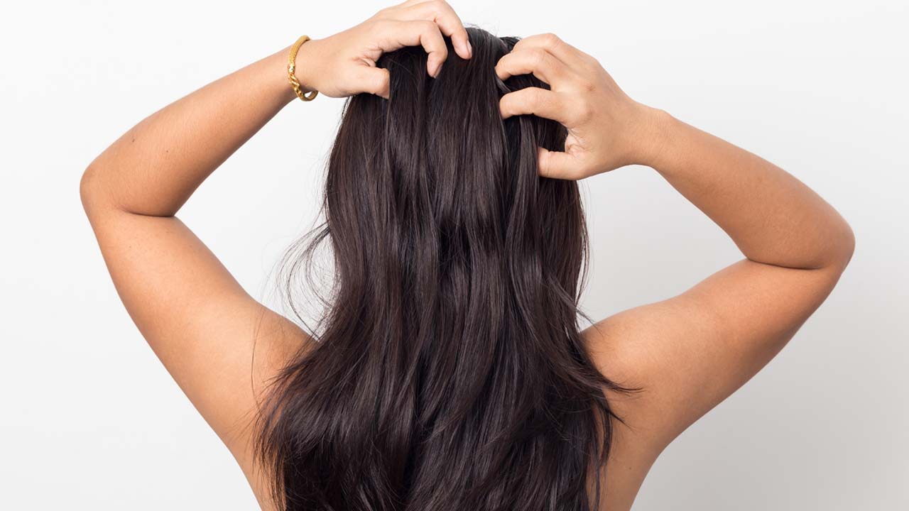 Veja 9 causas da coceira no couro cabeludo e como aliviar o