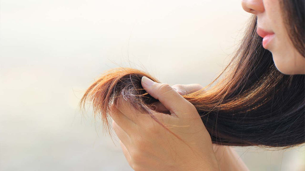 Como o cloro no cabelo pode danificar seus fios e como evitar