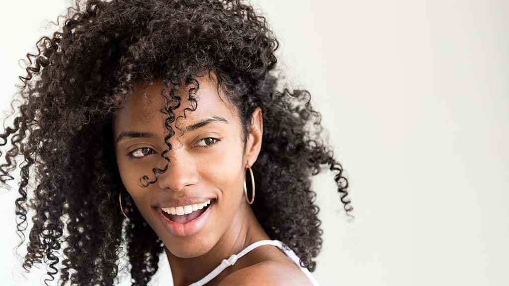 Como cuidar do cabelo cacheado com 8 técnicas inovadoras