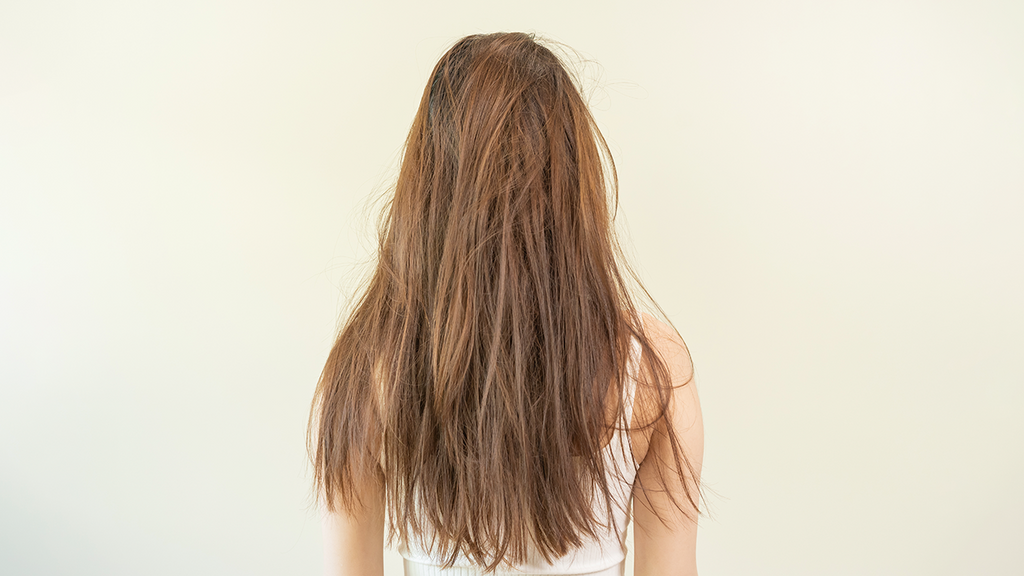 O que é frizz e como combatê-lo em diferentes curvaturas de cabelo?