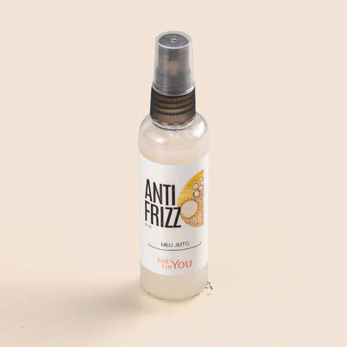 Antifrizz em spray JustForYou sobre uma bancada branca
